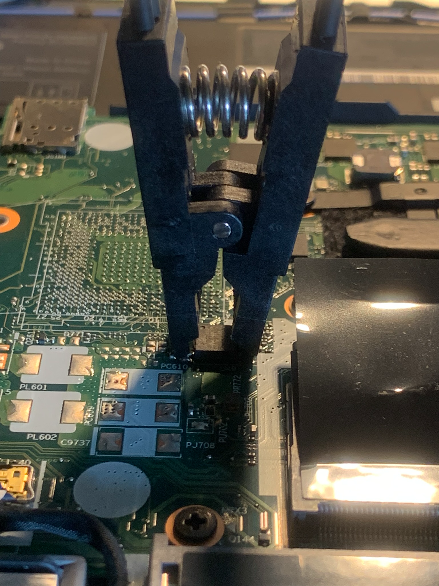 SOIC8 clip securely seated on the BIOS chip with accurate Pin 1 to dot alignment
