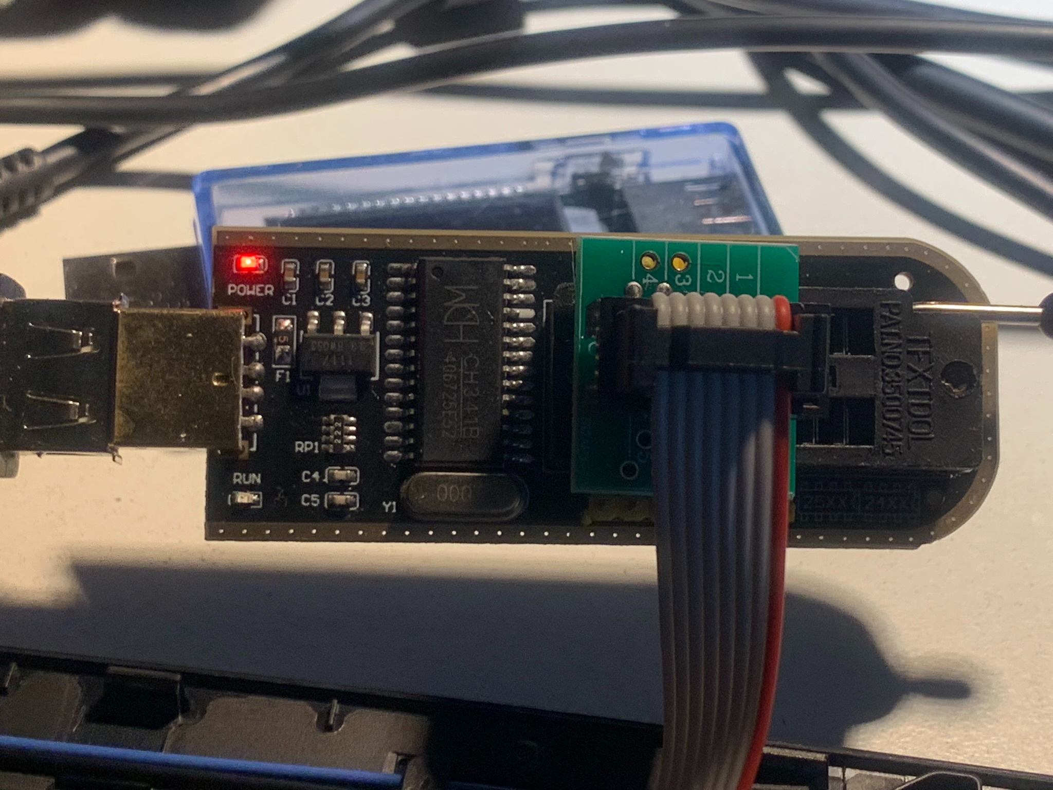 Red LED on the CH341A indicates active voltage supply to the CH341A